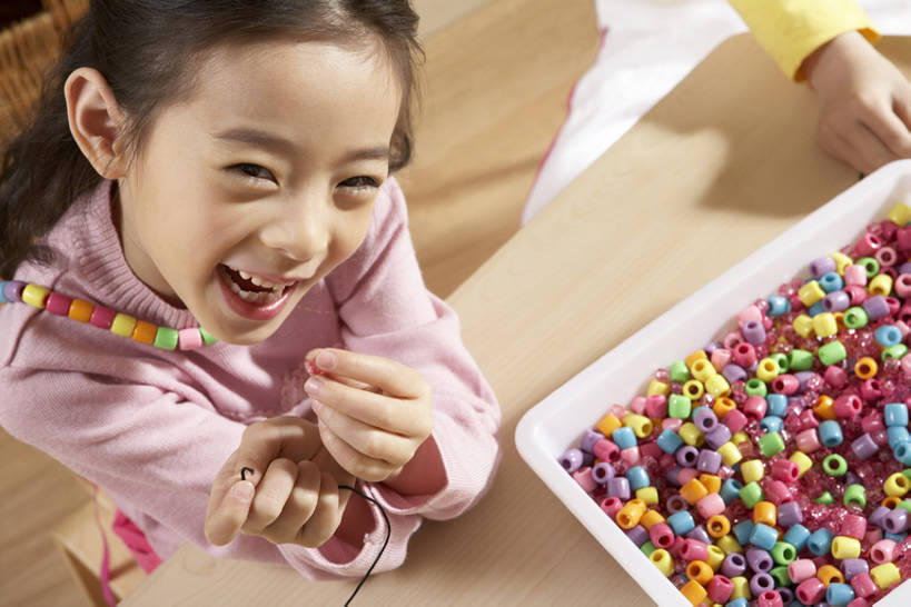 东方人,婴儿,儿童,一个人,学生,学校,站,笑,微笑,横图,彩色,室内,白天,正面,快乐,兴奋,幸福,纯洁,项链,北京,中国,亚洲,仅一个女性,仅一个人,许多,丰富,艺术,珠子,很多,倾斜,教育,玩,注视,休闲装,娱乐,刺激,小孩,工艺品,观察,看,站着,做,仅一个小孩,教室,可爱,童年,童趣,无辜,艺术家,幼儿园,摄影,活泼,生长,观看,五颜六色,色彩斑斓,察看,创造力,知识,享乐,愉悦,关注,隔间,宝宝,播放,手艺,五彩缤纷,歪,想象,童真,东亚,纯真,烂漫,无邪,发展,陪同,重要,五彩斑斓,陪伴,五光十色,美术工艺,无忧无虑,伶俐,天真,男孩,男人,男性,女孩,女人,女性,亚洲人,中国人,孩子,站立,坐着,半身,彩图,高角度拍摄,欢乐,男生,女生,小学生,细线,伴随,bj175