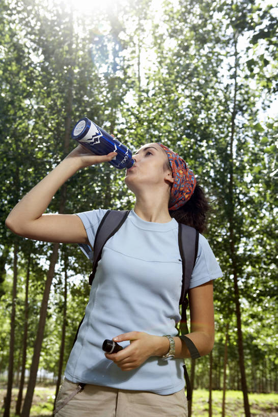 成年人,一个人,公园,微笑,竖图,室外,白天,留白,正面,仰视,锻炼,旅游,度假,探险,幸福,信心,消费,草地,美景,森林,水,太阳,生活用品,北京,日光,中国,亚洲,仅一个年轻女性,仅一个女性,仅一个人,喝,湿,握,开,环保,干燥,手表,景观,手帕,水瓶,郊区,休闲装,娱乐,干净,发带,手绢,顾客,刺激,水壶,树,绿色,蓝天,自然,瓶子,日用品,夏天,站着,享受,休息,休闲,健康,景色,放松,活力,凝视,握着,摄影,生活方式,环境,享乐,购买,清新,自然风光,保温杯,努力,求助,露营,东亚,背包客,美观,口渴,罕见,荒僻,偏僻,偏远,无忧无虑,冷僻,冒险,年轻女性,女人,女性,白种人,年轻人,休闲活动,彩图,低角度拍摄,旅行,欢乐,bj175