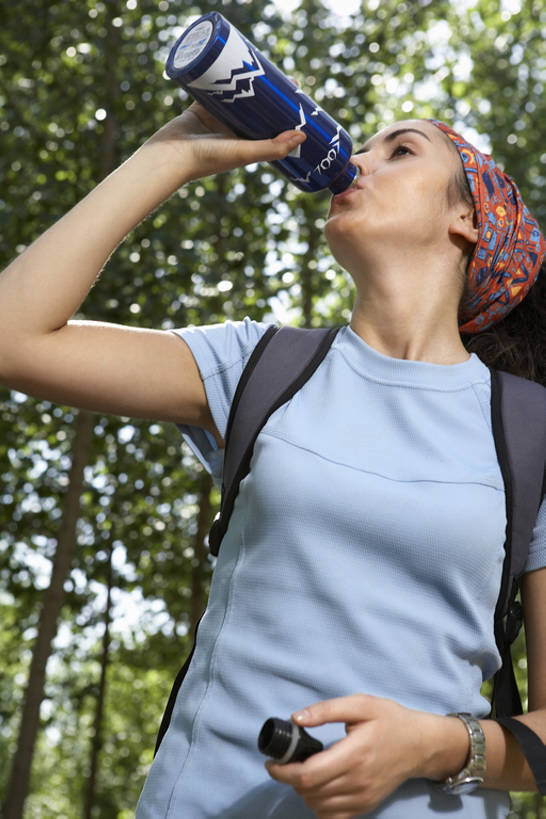 成年人,一个人,公园,微笑,竖图,室外,特写,白天,正面,锻炼,旅游,度假,探险,幸福,信心,消费,草地,美景,森林,水,太阳,生活用品,北京,日光,中国,亚洲,仅一个年轻女性,仅一个女性,仅一个人,喝,湿,握,开,环保,干燥,手表,景观,手帕,水瓶,郊区,休闲装,娱乐,干净,发带,手绢,顾客,刺激,水壶,树,绿色,蓝天,自然,瓶子,日用品,夏天,站着,享受,休息,休闲,健康,景色,放松,活力,凝视,握着,摄影,生活方式,环境,享乐,购买,清新,自然风光,保温杯,努力,求助,露营,东亚,背包客,美观,口渴,罕见,荒僻,偏僻,偏远,无忧无虑,冷僻,冒险,年轻女性,女人,女性,白种人,年轻人,休闲活动,半身,彩图,旅行,欢乐,bj175