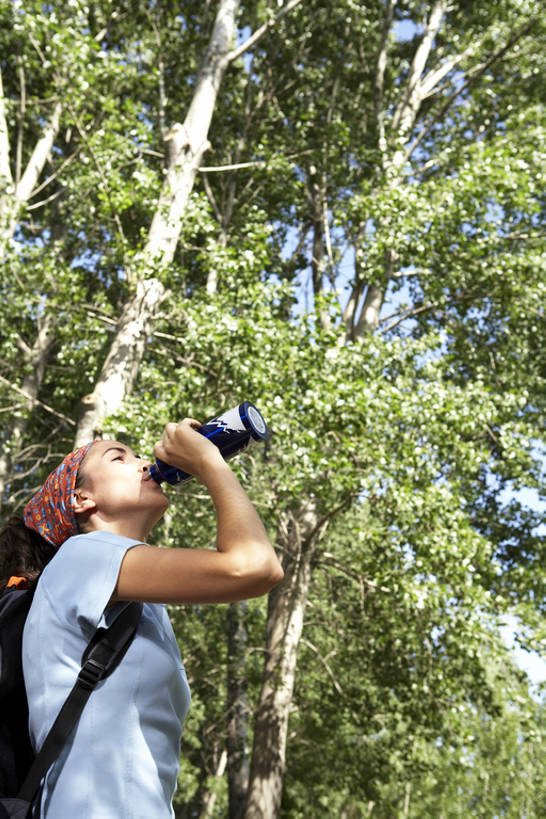成年人,一个人,公园,微笑,竖图,室外,特写,白天,留白,侧面,锻炼,旅游,度假,探险,信心,消费,草地,美景,森林,水,太阳,生活用品,北京,日光,中国,亚洲,仅一个年轻女性,仅一个女性,仅一个人,喝,湿,握,开,环保,干燥,手表,景观,手帕,水瓶,郊区,休闲装,娱乐,干净,发带,手绢,顾客,刺激,水壶,树,绿色,蓝天,自然,瓶子,日用品,夏天,站着,享受,休息,休闲,健康,景色,放松,活力,凝视,握着,摄影,生活方式,环境,享乐,购买,清新,自然风光,保温杯,努力,求助,露营,东亚,背包客,美观,口渴,罕见,荒僻,偏僻,偏远,无忧无虑,冷僻,冒险,年轻女性,女人,女性,白种人,年轻人,休闲活动,半身,彩图,旅行,欢乐,bj175