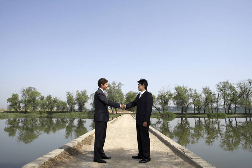 东方人,成年人,两个人,商务人士,商务男性,握手,微笑,横图,室外,白天,留白,侧面,衬衫,西装,度假,商务,满意,通讯,友谊,幸福,分享,成功,合作,团队,信心,湖,河流,森林,水,太阳,北京,日光,中国,亚洲,握,套装,正装,开会,对称,会议,反射,桥,郊区,联系,刺激,树,绿色,蓝天,自然,夏天,站着,职业,休闲,概念,健康,面对面,放松,平衡,同意,凝视,握着,摄影,收获,观看,希望,保护,支撑,环境,专心,享乐,激励,求助,商务装,合伙,工薪阶层,东亚,环境保护,一套,遥远,男人,男性,年轻男性,白种人,亚洲人,中国人,年轻人,白领,上班族,触摸,彩图,全身,衬衣,焦距,精力,商务会议,bj175