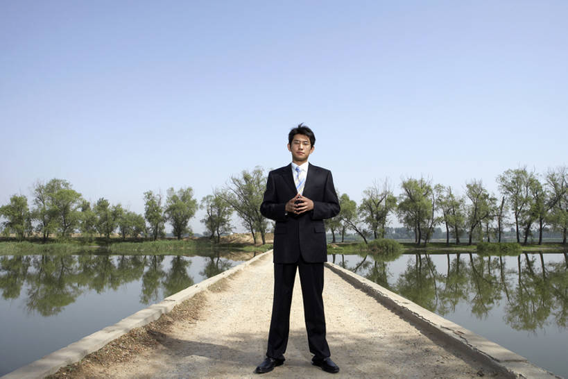 东方人,成年人,一个人,商务人士,商务男性,握手,横图,室外,白天,留白,正面,衬衫,西装,度假,商务,满意,成功,信心,湖,河流,森林,水,太阳,北京,日光,中国,亚洲,仅一个男性,仅一个人,握,套装,正装,对称,反射,眼镜,桥,领带,郊区,注视,干净,树,仅一个年轻男性,绿色,蓝天,自然,夏天,观察,看,站着,职业,休息,休闲,概念,健康,放松,同意,想,凝视,握着,摄影,观看,希望,保护,支撑,环境,察看,专心,领导,享乐,简单,关注,清新,出示,激励,商务装,工薪阶层,东亚,纯净,环境保护,一套,把握,认真,男人,男性,年轻男性,亚洲人,中国人,年轻人,白领,上班族,搀手,拉手,手拉手,手握手,彩图,全身,衬衣,焦距,精力,掌控,bj175