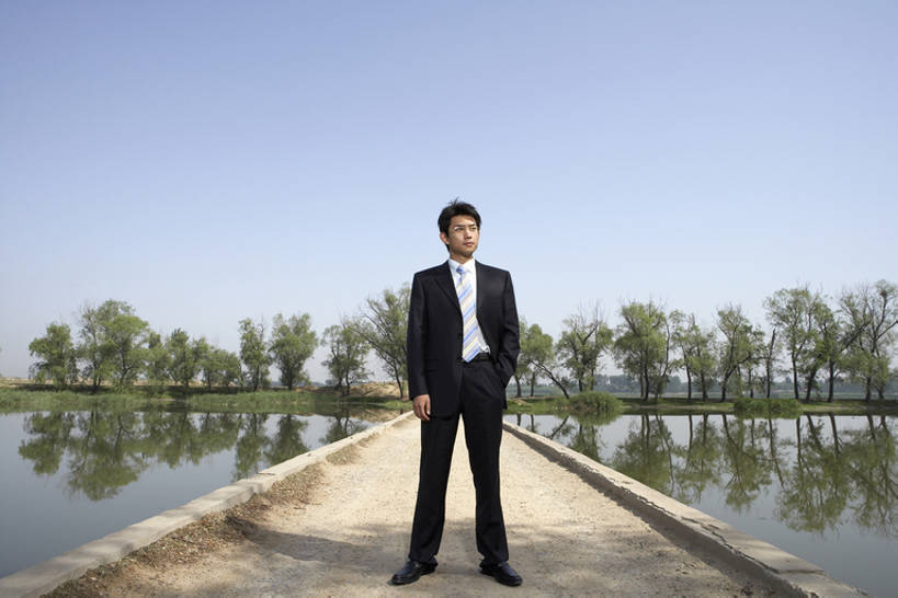 东方人,成年人,一个人,商务人士,商务男性,横图,室外,白天,留白,正面,衬衫,西装,度假,商务,满意,成功,信心,湖,河流,森林,水,太阳,北京,日光,中国,亚洲,仅一个男性,仅一个人,握,套装,正装,反射,眼镜,桥,领带,郊区,干净,树,仅一个年轻男性,绿色,蓝天,自然,夏天,站着,职业,休息,休闲,概念,健康,思考,放松,同意,想,凝视,握着,摄影,观看,希望,保护,支撑,环境,专心,领导,享乐,简单,清新,出示,激励,商务装,工薪阶层,东亚,纯净,环境保护,一套,把握,认真,男人,男性,年轻男性,亚洲人,中国人,年轻人,白领,上班族,两手抄兜,彩图,全身,衬衣,焦距,精力,掌控,bj175