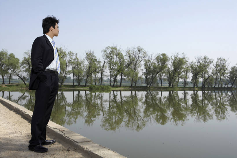 东方人,成年人,一个人,商务人士,商务男性,横图,室外,白天,留白,侧面,衬衫,西装,度假,商务,满意,成功,信心,湖,河流,森林,水,太阳,北京,日光,中国,亚洲,仅一个男性,仅一个人,套装,正装,反射,眼镜,水边,桥,领带,郊区,注视,干净,树,仅一个年轻男性,绿色,蓝天,自然,夏天,观察,看,站着,职业,休息,休闲,概念,健康,思考,放松,同意,想,凝视,摄影,观看,希望,保护,支撑,环境,察看,专心,领导,享乐,简单,关注,清新,记忆,激励,商务装,挑战,工薪阶层,东亚,纯净,环境保护,一套,想法,把握,认真,男人,男性,年轻男性,亚洲人,中国人,年轻人,白领,上班族,彩图,全身,衬衣,焦距,精力,掌控,bj175