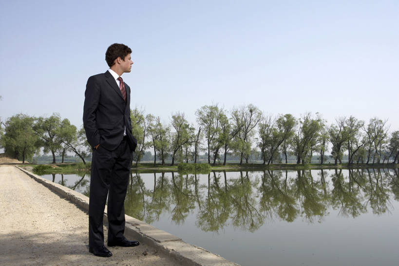 成年人,一个人,商务人士,商务男性,横图,室外,白天,留白,侧面,衬衫,西装,度假,商务,满意,成功,信心,技术,湖,河流,森林,水,太阳,北京,日光,中国,亚洲,仅一个男性,仅一个人,握,套装,正装,反射,眼镜,桥,领带,郊区,注视,干净,树,仅一个年轻男性,绿色,蓝天,自然,夏天,观察,看,站着,职业,休闲,概念,健康,思考,放松,同意,想,凝视,握着,摄影,观看,技巧,希望,保护,支撑,环境,察看,专心,领导,享乐,简单,关注,清新,出示,激励,手艺,商务装,挑战,工薪阶层,东亚,纯净,环境保护,一套,技能,技艺,迷惑,想法,把握,认真,男人,男性,年轻男性,白种人,年轻人,白领,上班族,彩图,全身,衬衣,妙技,焦距,本领,精力,掌控,bj175