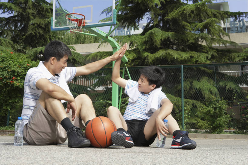 儿童,少年,成年人,中年人,肌肉,健壮,两个人,家庭,父母,父亲,女儿,儿子,运动员,站,坐,鼓掌,微笑,横图,室外,白天,留白,侧面,T恤衫,运动鞋,锻炼,夜生活,游戏,快乐,满意,纯洁,智慧,成功,比赛,运动,合作,团队,集体,信心,竞争,建筑业,水,日光,中国,亚洲,击掌,连接,条纹,突出,庆祝,圆形,瓷器,篮球框,陆地,篮球场,训练,篮球运动员,T恤,拿着,注视,娱乐,称赞,表扬,袜子,队伍,刺激,树,小孩,瓶子,毛巾,社区,纯净水,春天,观察,看,手势,站着,教练,休息,休闲,健康,疲倦,球体,温暖,温馨,父子,一家人,面对面,放松,活力,可爱,力量,竖,童年,童趣,生长,生活方式,观看,青春,翘,高,支撑,和睦,察看,疲劳,享乐,夸奖,疲惫,强壮,体育运动,优秀,愉悦,成就,都市风光,关爱,关注,亲情,体育器械,困乏,荣誉,田径运动,反差,合伙,篮球运动,童真,东亚,烂漫,无邪,万里无云,好,妙,顺利,出色,超群,杰出,卓越,奇妙,北京市,疲乏,委顿,疲困,疲顿,疲钝,倦怠,怠倦,汗液,能力,聪明,体育,天真,信任,男孩,男人,男性,中年男性,中国人,孩子,年轻人,大拇指,全家福,休闲活动,体育运动员,运动选手,站立,彩图,全身,健身,欢乐,深情,教练员,教练者,融洽,男生,打手势,亲子装,挨着,一见钟情,bj175