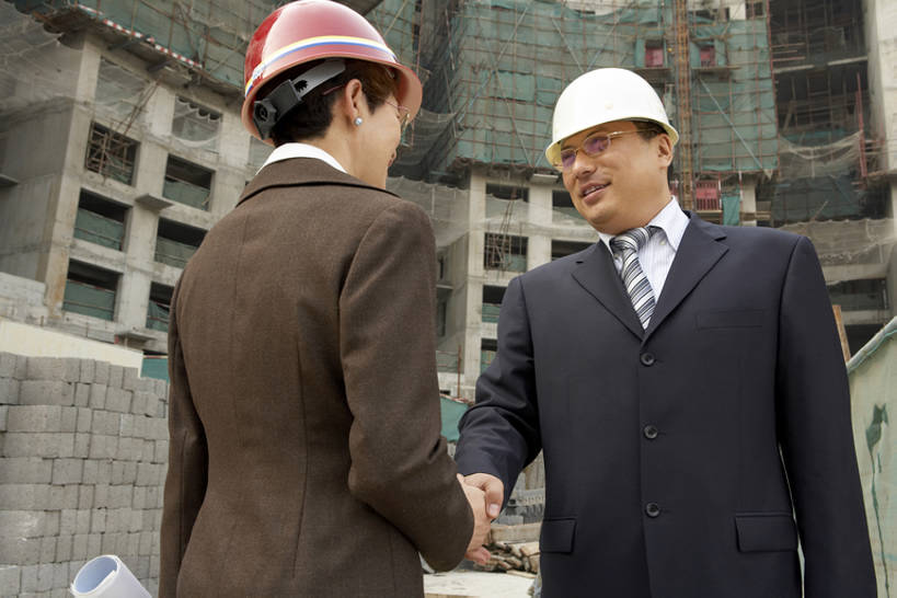 东方人,成年人,中年人,两个人,同事,商务人士,设计师,导游,工程师,建筑师,商务男性,商务女性,办公室,握手,微笑,横图,室外,特写,白天,侧面,衬衫,商务,讨论,通讯,友谊,幸福,安全,成功,合作,团队,集体,信心,计划,建筑业,笔记本电脑,技术,城市,北京,中国,亚洲,握,套装,正装,工作,会议,眼镜,防护,领带,联系,队伍,蓝天,安全帽,建筑工地,看,手势,站着,职业,面对面,规划,同意,想,握着,投资,工业,摄影,建造,技巧,希望,保护,工程,创造,专心,领导,成就,都市风光,星期,房地产,努力,求助,手艺,保险,商务装,带领,合伙,领袖,梦想,蓝图,挑战,建筑材料,工薪阶层,东亚,发展,策略,保全,周全,安稳,安定,技能,技艺,进展,想法,把握,平安,认真,男人,男性,女人,女性,中年男性,中年女性,亚洲人,中国人,白领,上班族,设计,说话,半身,彩图,衬衣,欢乐,妙技,办公室职员,打手势,本领,摆拍,掌控,节目单,bj175