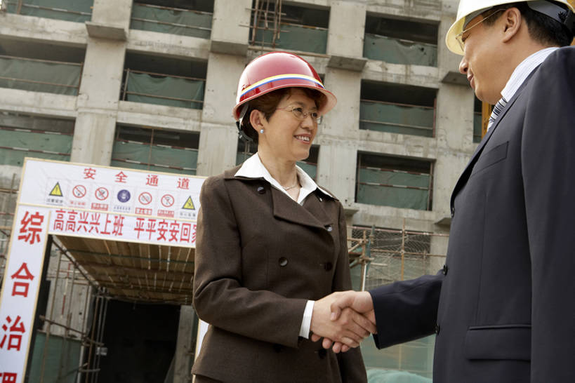 东方人,成年人,中年人,两个人,同事,商务人士,设计师,导游,工程师,建筑师,商务男性,商务女性,办公室,握手,微笑,横图,室外,特写,白天,侧面,衬衫,商务,讨论,通讯,友谊,幸福,安全,成功,合作,团队,集体,信心,计划,建筑业,技术,城市,北京,中国,亚洲,握,套装,服装,工作,会议,眼镜,防护,领带,联系,队伍,衣服,安全帽,建筑工地,手势,站着,职业,规划,同意,想,握着,投资,工业,摄影,建造,服饰,技巧,希望,保护,工程,创造,专心,领导,衣着,成就,穿着,都市风光,星期,房地产,努力,求助,手艺,保险,商务装,带领,合伙,领袖,梦想,蓝图,挑战,建筑材料,工薪阶层,东亚,发展,策略,保全,周全,安稳,安定,衣饰,技能,技艺,进展,想法,把握,平安,认真,男人,男性,女人,女性,中年男性,中年女性,亚洲人,中国人,白领,上班族,设计,说话,半身,彩图,衬衣,欢乐,妙技,办公室职员,打手势,本领,摆拍,掌控,节目单,bj175