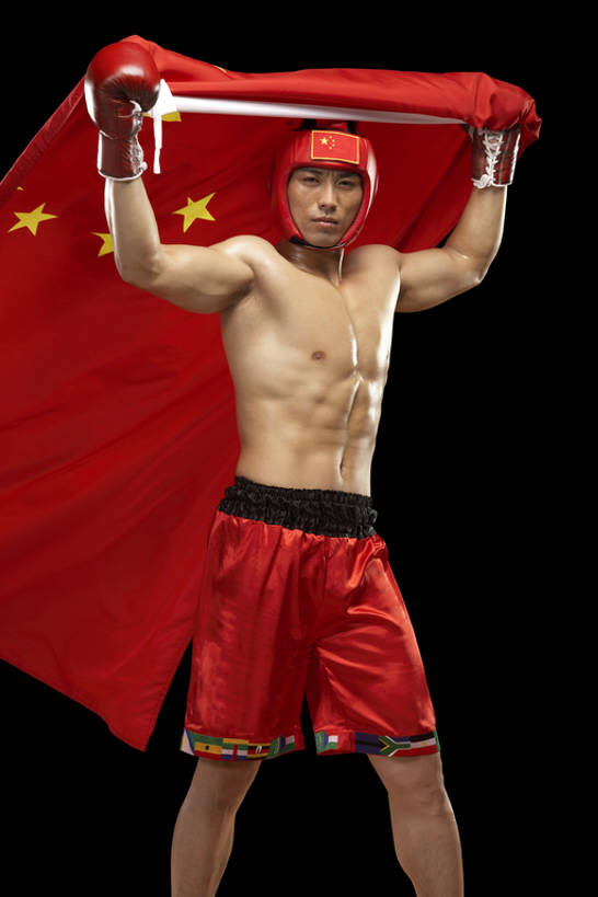 东方人,成年人,肌肉,健壮,一个人,拳击手,运动员,举,微笑,竖图,室内,正面,运动服,锻炼,快乐,幸福,骄傲,成功,比赛,运动,信心,竞争,拳击,旗帜,国旗,北京,中国,亚洲,伸展,黑色背景,黄色背景,泳裤,服装,庆祝,头盔,拳击手套,训练,注视,娱乐,衣服,红色,黑色,安全帽,观察,看,托,站着,职业,休闲,健康,躯干,奥运,力量,人体,摄影,服饰,生活方式,观看,察看,享乐,体育运动,衣着,格斗,穿着,关注,田径运动员,田径运动,梦想,中国国旗,东亚,爱国主义,勇气,衣饰,获胜,体育,男人,男性,年轻男性,亚洲人,中国人,年轻人,拳击家,拳击运动员,休闲活动,体育运动员,运动选手,举起,举手,举着,向上举,向上伸,向上托,彩图,影棚拍摄,健身,运动装,精力,韧性,摆拍,bj175