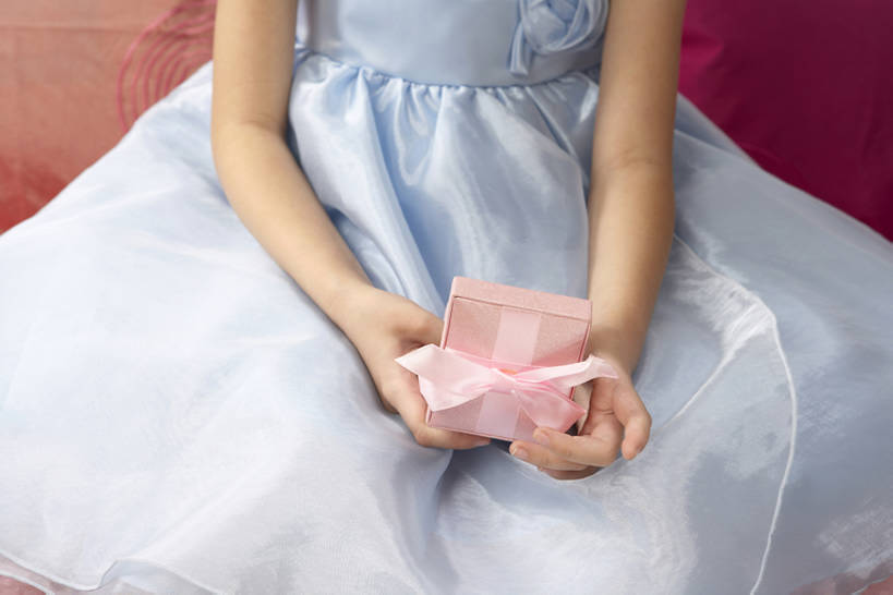 儿童,一个人,站,横图,纯洁,礼物,北京,中国,亚洲,仅一个女性,仅一个人,握,包装,丝绸,缎带,盒子,小孩,粉色,站着,仅一个小孩,可爱,童年,童趣,握着,摄影,生长,公主,童真,东亚,烂漫,无邪,发展,天真,男孩,男人,男性,女孩,女人,女性,中国人,孩子,站立,坐着,彩图,男生,女生,bj175