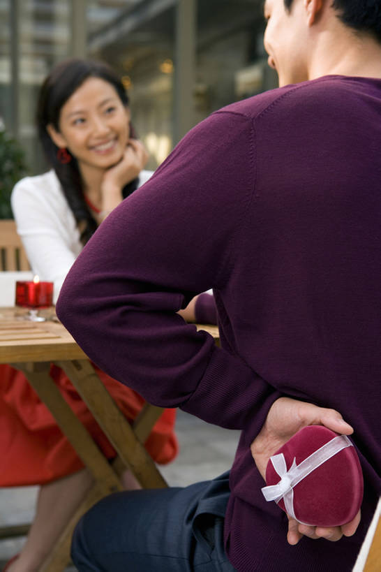 东方人,成年人,两个人,丈夫,妻子,笑,微笑,竖图,室外,白天,正面,毛衣,爱情,快乐,兴奋,幸福,纯洁,桌子,礼物,珠宝,北京,中国,情人节,亚洲,庆祝,缎带,浪漫,牛仔裤,休闲装,刺激,盒子,背面,红色,亲昵,温暖,温馨,调情,恩爱,放松,可爱,童年,童趣,约会,恋人,摄影,建造,生活方式,纪念,留念,惊奇,和睦,隐藏,怀念,童真,东亚,烂漫,无邪,背手,陪同,真爱,陪伴,天真,男人,男性,年轻男性,年轻女性,女人,女性,亚洲人,中国人,年轻人,心型,情侣,坐着,半身,彩图,爱,欢乐,深情,餐馆,咖啡馆,伴侣,融洽,伴随,bj175