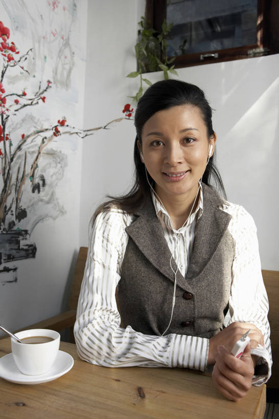 咖啡,东方人,成年人,一个人,家庭,商务女性,办公室,微笑,竖图,室内,白天,正面,衬衫,商务,陶醉,绘画,快乐,幸福,技术,植物,桌子,北京,中国,亚洲,仅一个年轻女性,仅一个女性,仅一个人,套装,正装,艺术,工作,饭厅,房屋,公寓,耳塞,咖啡杯,古典,音乐,听,音乐播放器,注视,文化,耳机,耳麦,随身听,工艺品,观察,看,品味,享受,休闲,温暖,温馨,一家人,放松,摄影,汗衫,生活方式,观看,美术,和睦,察看,高雅,关注,MP3播放器,东亚,热饮,黑咖啡,美学,无线电技术,寂静,年轻女性,女人,女性,亚洲人,中国人,年轻人,坐着,半身,彩图,咖啡馆,融洽,播放器,沉醉,bj175