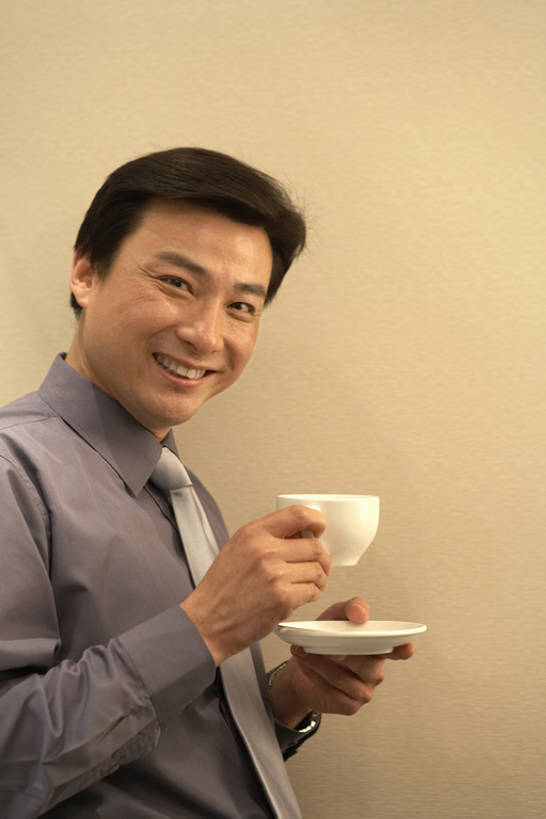 咖啡,东方人,成年人,中年人,一个人,商务人士,商务男性,办公室,笑,微笑,露齿笑,竖图,室内,侧面,衬衫,商务,快乐,北京,中国,亚洲,仅一个男性,仅一个人,仅一个中年男性,喝,握,套装,正装,工作,手表,墙,咖啡杯,领带,注视,饮食,饮料,茶碟,观察,看,站着,职业,休息,休闲,办公大楼,放松,握着,摄影,观看,察看,经理,关注,小卖部,商务装,工薪阶层,东亚,热饮,男人,男性,中年男性,亚洲人,中国人,白领,上班族,半身,彩图,衬衣,办公室职员,bj175