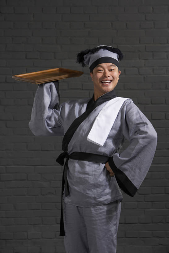 东方人,成年人,一个人,服务员,商店,举,笑,微笑,露齿笑,竖图,正面,制服,快乐,幸福,仅一个男性,仅一个人,表演,握,准备,墙,古典,餐盘,注视,手叉腰,传统,古代,仅一个年轻男性,灰色,盘子,毛巾,观察,看,托,职业,平衡,服务,握着,摄影,观看,幽默,察看,愉悦,关注,中国文化,努力,问候,远古,男人,男性,年轻男性,亚洲人,中国人,年轻人,服务生,侍者,举起,举手,举着,向上举,向上伸,向上托,彩图,影棚拍摄,传统服装,装扮,欢乐,喜剧演员,传统文化,西汉王朝,bj175