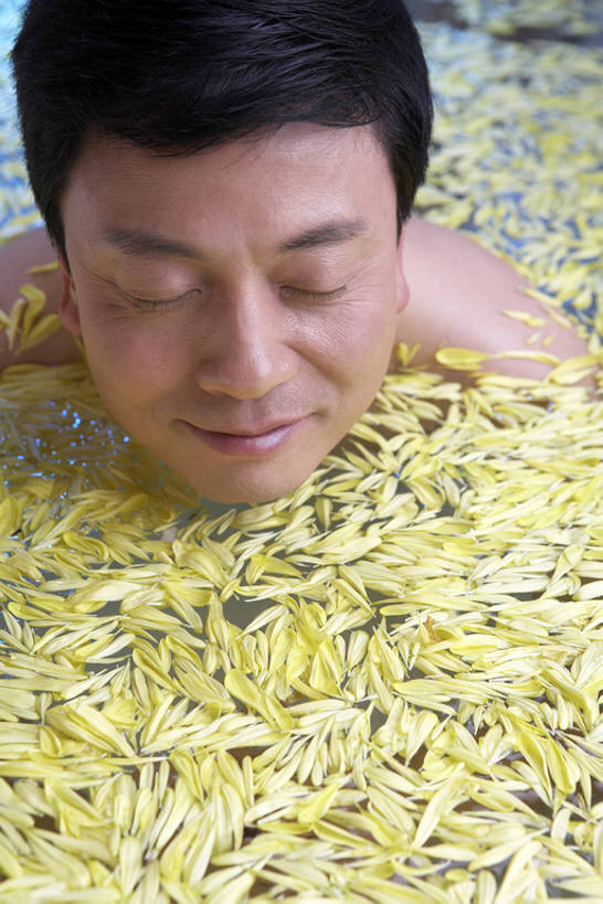 东方人,成年人,中年人,脸,头,脸颊,肩,裸体,一个人,美容院,微笑,竖图,室内,按摩,美容,幸福,成功,水,中国,亚洲,仅一个男性,护肤,娱乐,闻,会所,裸露,顾客,肩膀,花瓣,树叶,保养,享受,休息,休闲,健康,舒服,浴盆,菊花,放松,SPA水疗,保健,俱乐部,温泉浴场,摄影,高雅,享乐,中国文化,华贵,裸,东亚,泰国文化,养颜,替代疗法,无忧无虑,男人,男性,亚洲人,中国人,头部,脸部,脸蛋,面部,休闲活动,矿泉疗养地,闭着眼睛,洗涤,坐着,彩图,高角度拍摄,水疗,和蔼,传统文化,健身俱乐部,社交,bj175