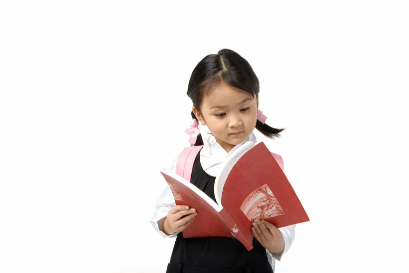 东方人,儿童,一个人,学生,站,竖图,留白,抠图,白色背景,正面,衬衫,快乐,纯洁,握,套装,正装,领带,教育,小孩,站着,校服,活力,可爱,童年,童趣,读,握着,摄影,生长,知识,青春期,智力,童真,烂漫,无邪,发展,无忧无虑,天真,男孩,男人,男性,女孩,女性,亚洲人,中国人,孩子,书,站立,彩图,影棚拍摄,男生,小学生,好奇心,bj175