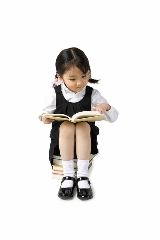 东方人,儿童,一个人,学生,站,竖图,白色背景,衬衫,快乐,纯洁,握,堆叠,套装,正装,领带,教育,小孩,站着,校服,活力,可爱,童年,童趣,读,握着,摄影,生长,知识,青春期,智力,童真,烂漫,无邪,发展,无忧无虑,天真,男孩,男人,男性,女孩,女性,亚洲人,中国人,孩子,书,站立,坐着,彩图,全身,影棚拍摄,男生,小学生,好奇心,bj175