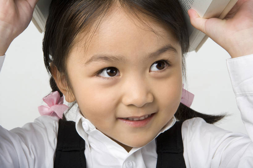 东方人,儿童,一个人,学生,站,微笑,竖图,特写,留白,抠图,白色背景,正面,衬衫,快乐,幸福,纯洁,握,套装,正装,领带,教育,玩,小孩,站着,校服,活力,可爱,童年,童趣,握着,头顶,摄影,生长,知识,愉悦,青春期,运送,童真,烂漫,无邪,发展,无忧无虑,天真,男孩,男人,男性,女孩,女性,亚洲人,中国人,孩子,书,站立,彩图,影棚拍摄,窥视,男生,小学生,好奇心,bj175