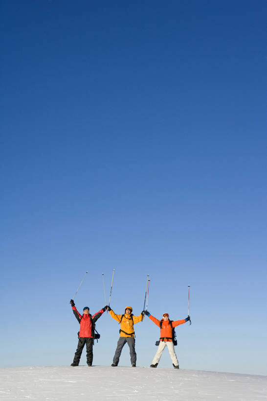东方人,成年人,三个人,站,举,攀登,室外,白天,留白,正面,运动服,锻炼,旅游,度假,游戏,快乐,满意,探险,自由,友谊,安全,成功,运动,团队,信心,美景,太阳,雪,中国,亚洲,一排,庆祝,整齐,并排,滑雪,地平线,景观,冬天,防护,玩,杆,挥手,拿着,注视,娱乐,排列,天空,自然,手套,社区,观察,看,托,享受,休闲,滑雪场,健康,背带裤,景色,放松,活力,平衡,生活方式,观看,活动,保护,滑雪杖,察看,感冒,酷,享乐,愉悦,队列,发泄,关注,消遣,运送,智力,自然风光,体育器械,决心,滑雪镜,爱好,保险,户外活动,野地,滑雪服,东亚,背包客,地貌,万里无云,宣泄,保全,周全,安稳,安定,防护手套,河北省,冬季运动,快活,欢愉,康乐,无忧无虑,体育活动,平安,体育,男人,男性,年轻男性,年轻女性,女人,女性,亚洲人,中国人,年轻人,休闲活动,举起,举手,举着,玩耍,嬉戏,向上举,向上伸,向上托,张开手臂,彩图,健身,旅行,高兴,深情,挨着,bj175