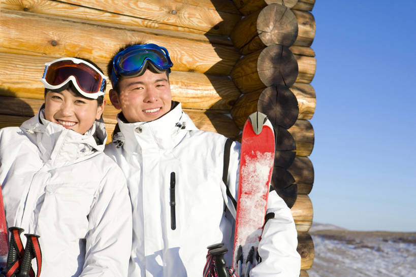 东方人,成年人,秃头,两个人,家,站,笑,微笑,露齿笑,横图,室外,白天,正面,运动服,旅游,度假,快乐,满意,自由,友谊,运动,信心,美景,别墅,中国,亚洲,并排,房屋,屋子,地平线,景观,冬天,公寓,浪漫,拿着,注视,娱乐,洋房,楼房,住宅,天空,自然,社区,观察,看,享受,休闲,滑雪场,健康,表情,景色,放松,活力,生活方式,观看,滑雪板,察看,感冒,酷,享乐,愉悦,关注,自然风光,体育器械,滑雪镜,爱好,户外活动,滑雪服,东亚,万里无云,河北省,冬季运动,快活,欢愉,康乐,异性恋,滑雪运动,无忧无虑,体育活动,男人,男性,年轻男性,年轻女性,女人,女性,亚洲人,中国人,年轻人,光头,无发,休闲活动,彩图,旅行,爱,高兴,深情,愉快,房子,小木屋,挨着,bj175