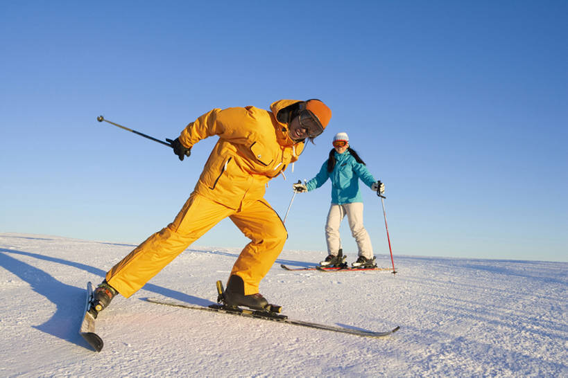 东方人,成年人,秃头,两个人,横图,室外,白天,留白,运动服,旅游,度假,自由,友谊,安全,运动,美景,太阳,雪,中国,亚洲,滑雪,地平线,景观,冬天,防护,杆,拿着,注视,娱乐,天空,自然,手套,观察,看,享受,休闲,滑雪场,健康,背带裤,鸭舌帽,景色,放松,活力,平衡,生活方式,观看,保护,滑雪板,滑雪杖,察看,感冒,酷,享乐,敏捷,愉悦,关注,自然风光,体育器械,滑雪镜,努力,爱好,保险,户外活动,野地,滑雪服,东亚,万里无云,保全,周全,安稳,安定,防护手套,河北省,冬季运动,滑雪靴,技能,滑雪运动,体育活动,平安,男人,男性,年轻男性,年轻女性,女人,女性,亚洲人,中国人,年轻人,光头,无发,休闲活动,张开手臂,彩图,全身,旅行,bj175