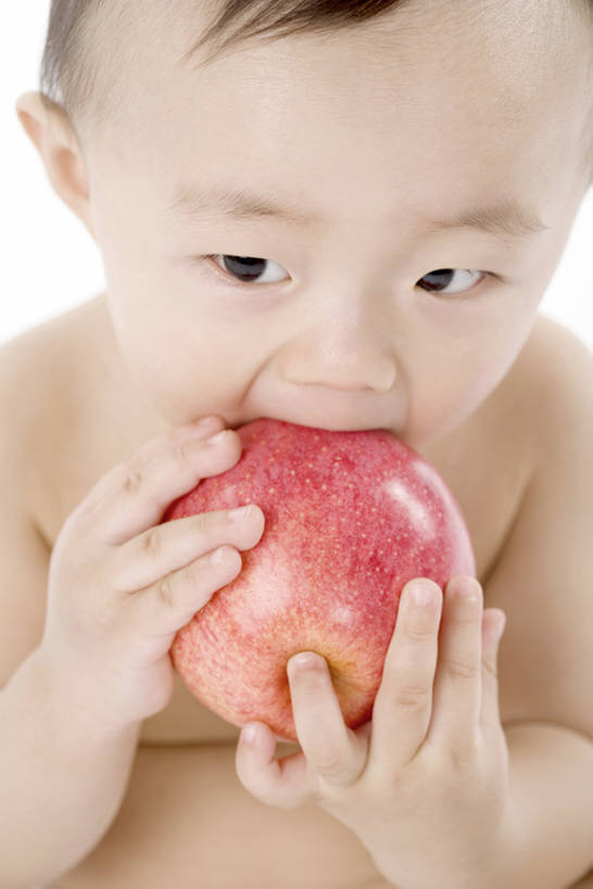 东方人,婴儿,儿童,一个人,吃,特写,抠图,白色背景,正面,幸福,纯洁,苹果,水果,仅一个人,握,食品,饮食,小孩,红色,看,活力,可爱,童年,童趣,无辜,握着,吸,摄影,活泼,生长,婴儿用品,希望,幽默,脆弱,关爱,清新,宝宝,童真,饥饿,纯真,烂漫,无邪,健康食物,发展,开端,无忧无虑,伶俐,天真,亚洲人,中国人,孩子,半身,彩图,影棚拍摄,弱点,饿,bj175