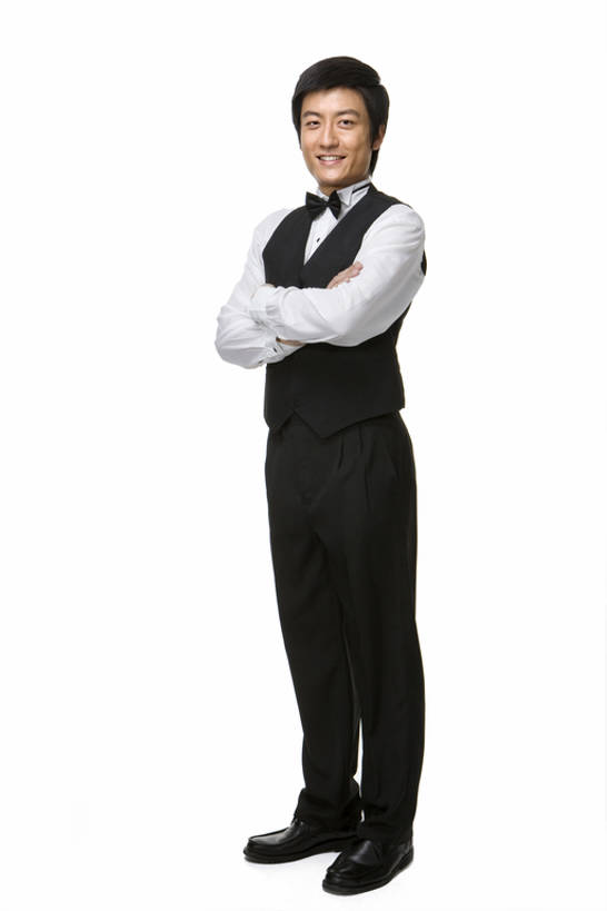 东方人,成年人,一个人,服务员,笑,微笑,露齿笑,竖图,留白,抠图,白色背景,侧面,快乐,幸福,热情,信心,中国,仅一个人,服装,正装,领结,注视,观察,看,站着,职业,服务,摄影,观看,严肃,察看,神圣,关注,肖像,东亚,燕尾服,认真,男人,男性,年轻男性,亚洲人,中国人,年轻人,服务生,侍者,彩图,全身,影棚拍摄,礼服,bj175