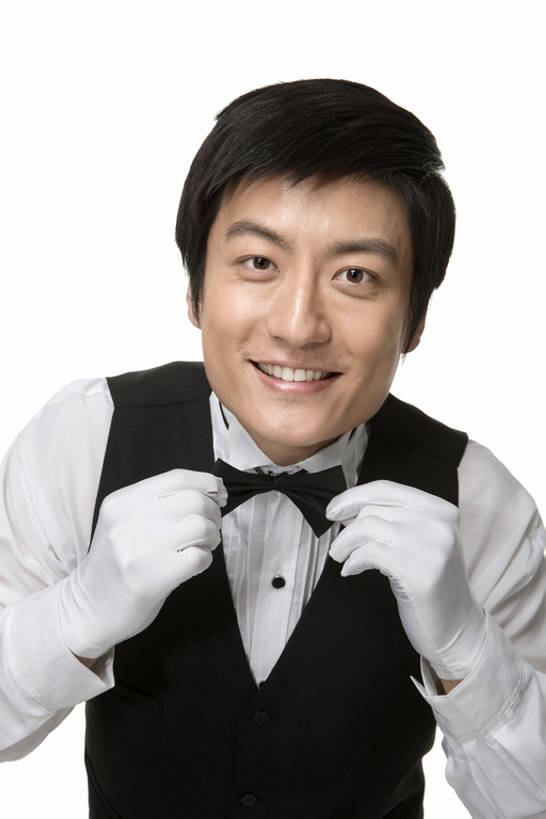 东方人,成年人,手,一个人,服务员,笑,微笑,露齿笑,竖图,留白,抠图,白色背景,正面,快乐,幸福,热情,信心,中国,仅一个人,服装,正装,领结,注视,手套,观察,看,站着,职业,服务,摄影,观看,严肃,察看,神圣,关注,肖像,调整,东亚,燕尾服,认真,男人,男性,年轻男性,亚洲人,中国人,年轻人,服务生,侍者,半身,彩图,影棚拍摄,礼服,bj175