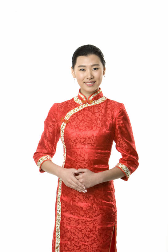 东方人,成年人,一个人,服务员,握手,笑,微笑,露齿笑,竖图,留白,抠图,白色背景,正面,快乐,幸福,热情,信心,中国,仅一个女性,旗袍,丝绸,注视,红色,观察,看,手势,站着,职业,服务,摄影,观看,礼节,察看,关注,中国文化,问候,肖像,古典风格,东亚,东亚文化,年轻女性,女人,女性,亚洲人,中国人,年轻人,服务生,侍者,搀手,拉手,手拉手,手握手,彩图,影棚拍摄,传统服装,打手势,传统文化,bj175