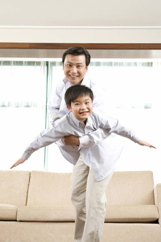 东方人,儿童,成年人,中年人,两个人,家庭,父母,父亲,女儿,儿子,客厅,站,微笑,竖图,室内,白天,侧面,游戏,幸福,纯洁,家具,沙发,飞机,北京,中国,亚洲,连接,握,半空,玩,注视,休闲装,刺激,小孩,观察,看,站着,温暖,温馨,父子,一家人,积木,可爱,淘气,童年,童趣,握着,摄影,生活方式,观看,和睦,察看,起居室,享乐,简单,愉悦,关注,童真,东亚,烂漫,无邪,陪同,陪伴,无忧无虑,天真,男孩,男人,男性,中年男性,亚洲人,中国人,孩子,年轻人,休闲活动,站立,彩图,爱,欢乐,深情,融洽,男生,人老心不老,伴随,bj175