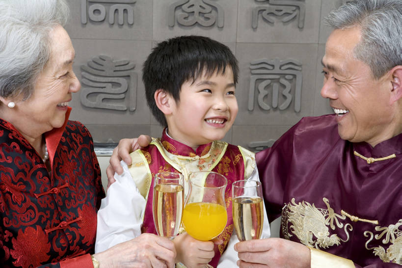 东方人,儿童,成年人,老年人,三个人,家庭,祖父母,祖母,祖父,站,笑,微笑,露齿笑,横图,室内,白天,正面,吃饭,聚会,生日,晚餐,幸福,纯洁,玻璃,北京,中国,春节,亚洲,一排,连接,握,欢呼,整齐,并排,美味,饮食,排列,小孩,香槟,站着,温暖,温馨,一家人,面对面,汉字,可爱,童年,童趣,搭,举杯,握着,摄影,和睦,膳食,成就,搭着,队列,宴会,中国文化,桔子汁,童真,东亚,烂漫,无邪,陪同,陪伴,天真,老年男性,老年女性,男孩,男人,男性,女人,女性,亚洲人,中国人,孩子,年轻人,全家福,孙子,站立,坐着,半身,彩图,传统服装,餐馆,融洽,男生,传统文化,传统节日,伴随,bj175