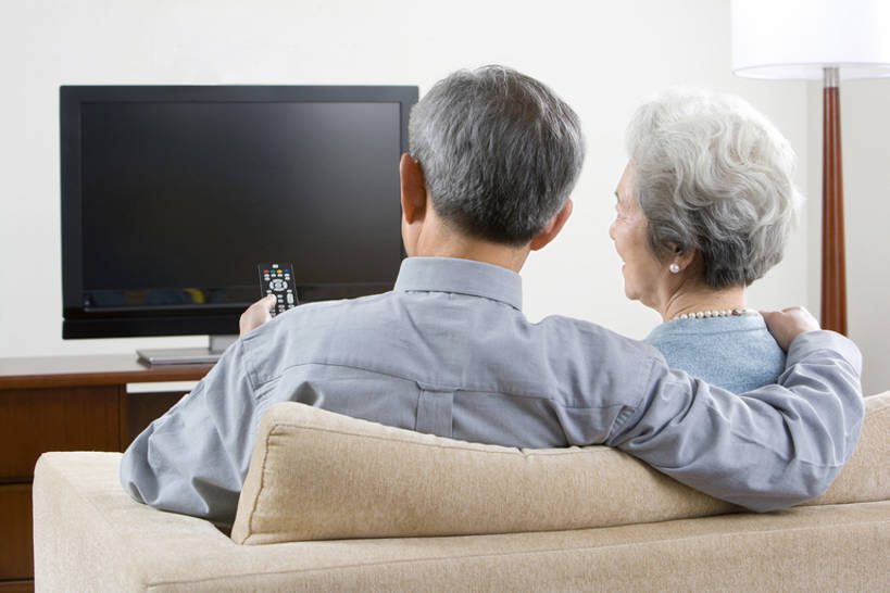 东方人,成年人,老年人,两个人,家庭,客厅,横图,室内,白天,技术,家具,沙发,电视,北京,中国,亚洲,握,并排,公寓,注视,背面,遥控器,观察,看,休闲,温暖,温馨,一家人,放松,搭,握着,摄影,观看,和睦,察看,退休,起居室,搭着,关注,彩电,选择,东亚,陪同,彩色电视机,显像管屏,显像管屏幕,陪伴,老年男性,老年女性,男人,男性,女人,女性,亚洲人,中国人,电视机,休闲活动,拥抱,坐着,半身,彩图,融洽,宽屏,伴随,bj175