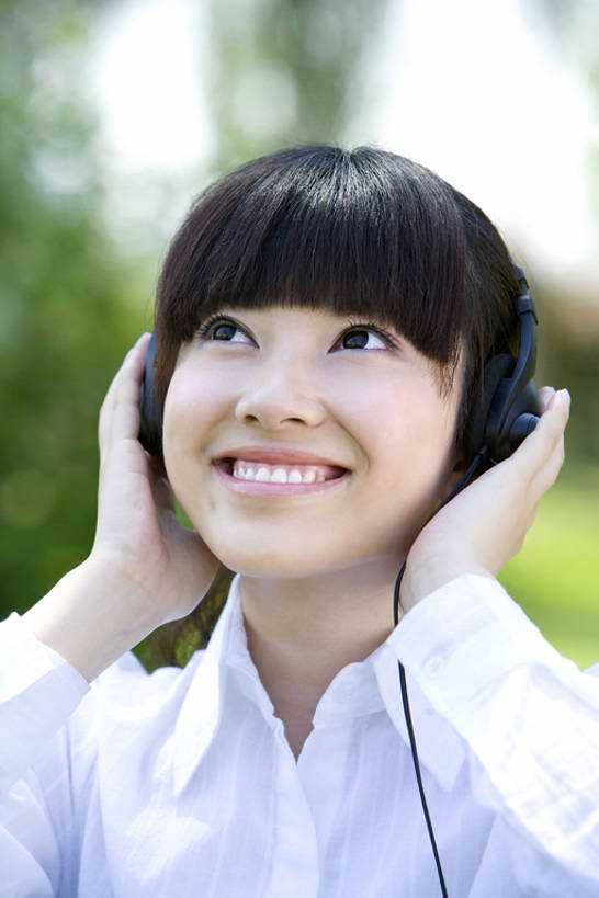 东方人,成年人,脸,头,脸颊,一个人,电话接线员,商务女性,笑,微笑,露齿笑,竖图,室外,特写,白天,正面,快乐,满意,幸福,技术,北京,中国,亚洲,仅一个年轻女性,仅一个女性,仅一个人,握,正装,联系,音乐,听,肩膀,绿色,自然,耳机,休闲,放松,握着,遮,遮掩,摄影,环境,掩盖,享乐,遮挡,东亚,遮盖,掩饰,年轻女性,女人,女性,亚洲人,中国人,年轻人,头部,脸部,脸蛋,面部,休闲活动,彩图,欢乐,捂住,bj175