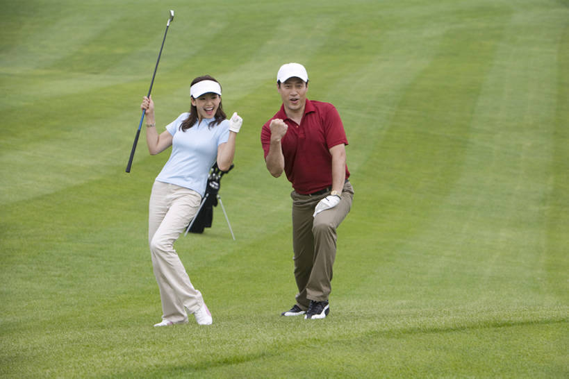 东方人,成年人,中年人,老年人,两个人,运动员,站,笑,微笑,横图,室外,白天,正面,运动服,度假,快乐,满意,兴奋,骄傲,成功,胜利,运动,合作,团队,信心,草地,中国,亚洲,表演,挥杆,庆祝,并排,庭院,训练,刺激,草,绿色,自然,社区,手势,休闲,健康,放松,自信,击打,生活方式,家庭妇女,动作,准确,高尔夫球杆,享乐,愉悦,成就,剥落,华贵,爱好,户外活动,东亚,高尔夫球包,北京市,技能,异性恋,体育活动,高尔夫球运动,男人,男性,女人,女性,中年女性,亚洲人,中国人,拳头,休闲活动,彩图,全身,欢乐,开心,打手势,bj175