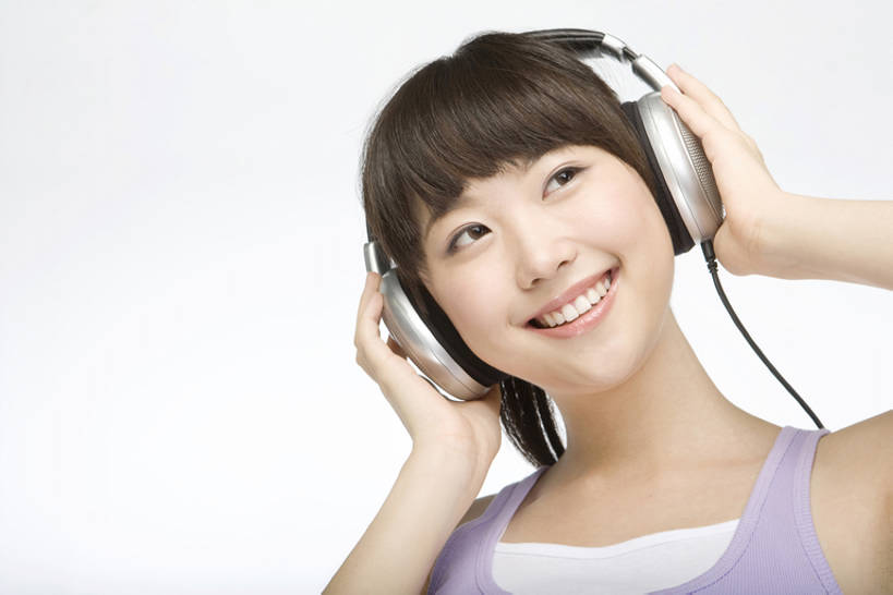 东方人,成年人,脸,头,脸颊,一个人,笑,微笑,露齿笑,横图,抠图,白色背景,正面,时尚,快乐,满意,兴奋,幸福,纯洁,技术,仅一个年轻女性,仅一个女性,仅一个人,握,音乐,听,休闲装,刺激,肩膀,耳麦,休闲,健康,放松,活力,可爱,乐趣,童年,童趣,握着,摄影,生活方式,酷,嘻哈,享乐,风格,肖像,童真,烂漫,无邪,无忧无虑,天真,年轻女性,女人,女性,亚洲人,中国人,年轻人,头部,脸部,脸蛋,面部,休闲活动,彩图,影棚拍摄,bj175