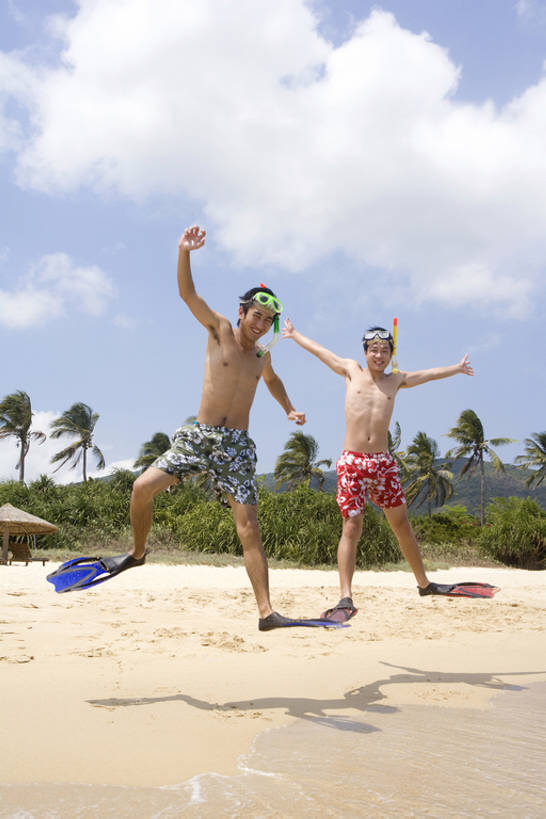 东方人,一个人,两个人,跳,笑,微笑,露齿笑,竖图,室外,白天,正面,仰视,泳装,旅游,度假,时尚,游戏,快乐,友谊,幸福,美景,三亚,中国,亚洲,仅一个男性,仅一个人,泳裤,潜水镜,沙子,眼镜,泳镜,景观,云,半空,玩,注视,娱乐,运动器械,仅一个年轻男性,天空,自然,游泳眼镜,夏天,观察,看,享受,休闲,健康,健身器械,景色,放松,乐趣,沙滩裤,摄影,观看,活动,脚蹼,呼吸管,察看,酷,享乐,发泄,关注,消遣,智力,自然风光,肖像,健身器材,东亚,陪同,海南岛,万里无云,宣泄,陪伴,男人,男性,年轻男性,亚洲人,中国人,年轻人,海滩,休闲活动,玩耍,嬉戏,彩图,低角度拍摄,全身,旅行,欢乐,运动器材,开合跳,伴随,bj175