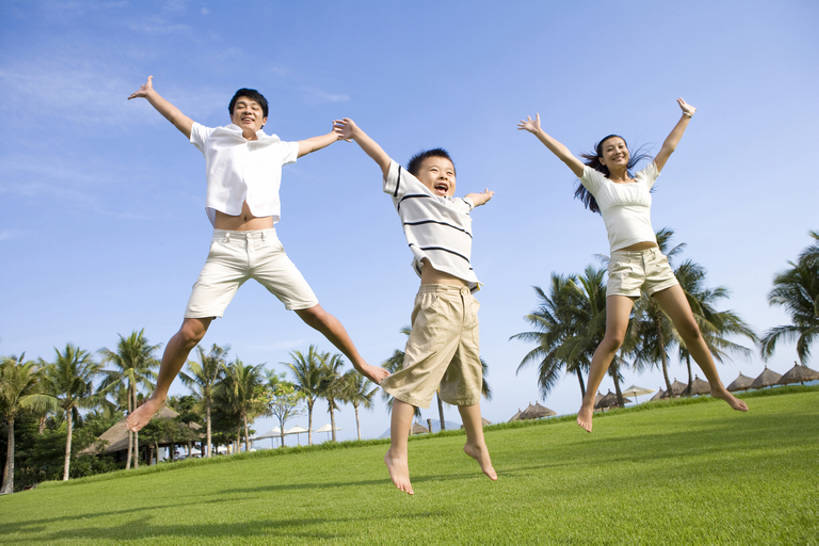 东方人,儿童,三个人,家庭,母亲,父亲,儿子,站,跳,笑,微笑,露齿笑,横图,室外,白天,正面,旅游,度假,游戏,快乐,兴奋,幸福,纯洁,美景,棕榈树,三亚,中国,亚洲,连接,伸展,景观,半空,玩,娱乐,草,小孩,天空,自然,夏天,站着,享受,休闲,健康,温暖,温馨,一家人,赤脚,景色,放松,可爱,乐趣,童年,童趣,摄影,生活方式,活动,和睦,热带气候,享乐,发泄,消遣,智力,自然风光,童真,东亚,烂漫,无邪,陪同,海南岛,万里无云,宣泄,陪伴,天真,男孩,男人,男性,年轻男性,年轻女性,女人,女性,亚洲人,中国人,孩子,年轻人,孙子,休闲活动,椰子树,玩耍,嬉戏,仰头,站立,张开手臂,彩图,全身,旅行,爱,欢乐,融洽,男生,开合跳,伴随,bj175