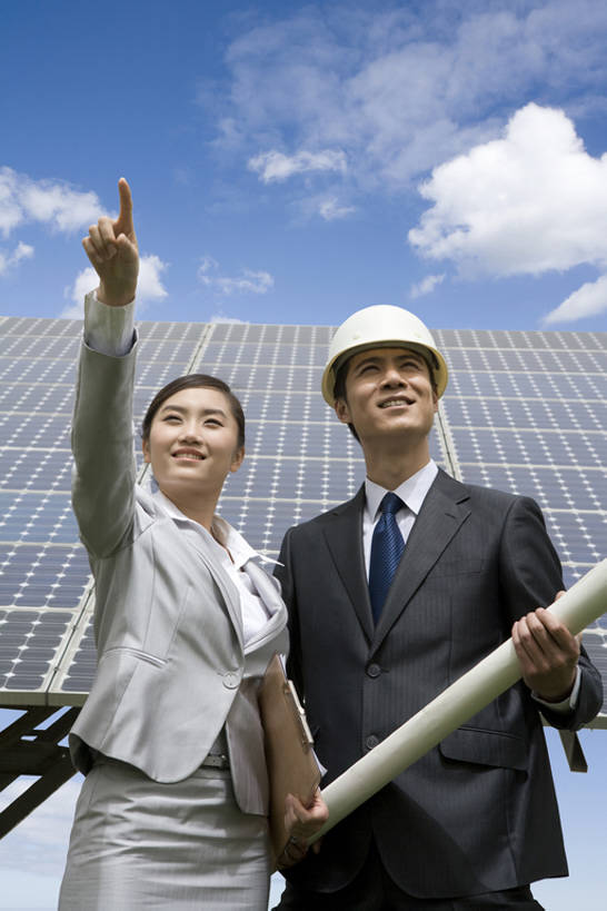 东方人,成年人,两个人,同事,商务人士,工程师,商务男性,商务女性,微笑,竖图,室外,白天,正面,仰视,衬衫,快乐,成功,合作,团队,集体,信心,技术,太阳能,北京,中国,亚洲,指,套装,环保,纸,拿着,指点,队伍,安全帽,手势,职业,摄影,能源,技巧,电,电源,回收,资源,领导,指向,成就,手艺,商务装,合伙,领袖,蓝图,利用,工薪阶层,低碳,东亚,循环,替代能源,环境保护,持续,责任,技能,技艺,太阳能电池板,男人,男性,年轻男性,年轻女性,女人,女性,亚洲人,中国人,年轻人,白领,上班族,半身,彩图,低角度拍摄,衬衣,妙技,打手势,本领,bj175