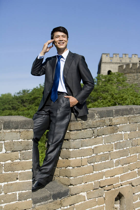 东方人,成年人,一个人,商务人士,商务男性,笑,打电话,微笑,露齿笑,竖图,室外,白天,正面,衬衫,旅游,度假,商务,快乐,通讯,名胜古迹,山,标志建筑,地标,建筑,手机,北京,长城,中国,亚洲,仅一个男性,仅一个人,套装,遗迹,联系,听,拿着,古迹,历史,文物,娱乐,建设,城墙,古建筑,仅一个年轻男性,地标建筑,享受,休闲,旅游胜地,放松,摄影,宁静,中国文化,商务装,手插袋,工薪阶层,古文明,东亚,远古,万里无云,无线电技术,古代文明,慕田峪长城,男人,男性,年轻男性,亚洲人,中国人,年轻人,白领,上班族,电话机,插兜,手插兜,彩图,全身,衬衣,旅行,手抄兜,传统文化,商务旅行,bj175