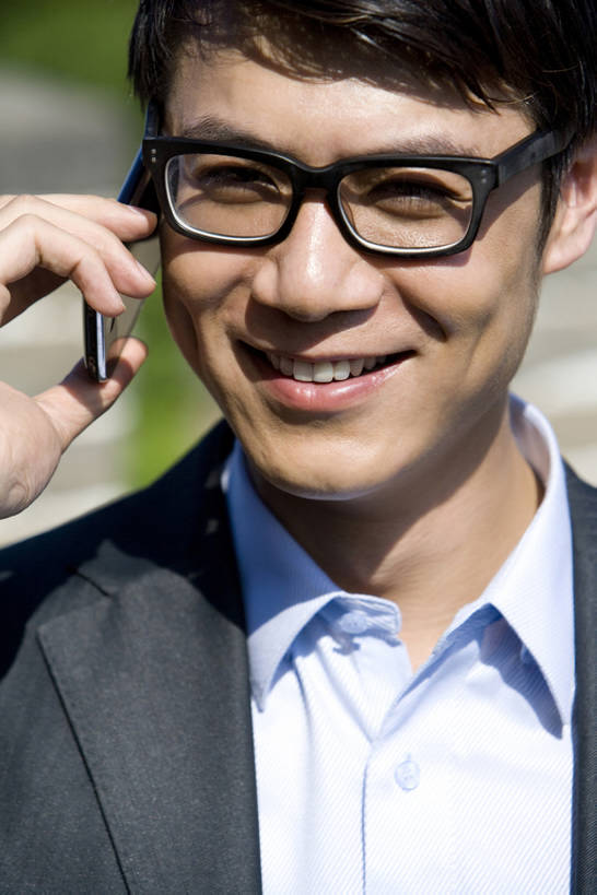 东方人,成年人,脸,头,脸颊,一个人,商务人士,商务男性,笑,打电话,微笑,露齿笑,竖图,室外,白天,正面,衬衫,旅游,度假,商务,快乐,通讯,幸福,名胜古迹,山,标志建筑,地标,建筑,手机,北京,长城,中国,亚洲,仅一个男性,仅一个人,套装,遗迹,眼镜,联系,听,拿着,古迹,历史,文物,娱乐,建设,城墙,古建筑,肩膀,仅一个年轻男性,地标建筑,享受,休闲,旅游胜地,放松,摄影,宁静,中国文化,商务装,工薪阶层,古文明,东亚,远古,万里无云,无线电技术,古代文明,慕田峪长城,男人,男性,年轻男性,亚洲人,中国人,年轻人,头部,脸部,脸蛋,面部,白领,上班族,电话机,彩图,衬衣,旅行,传统文化,商务旅行,bj175