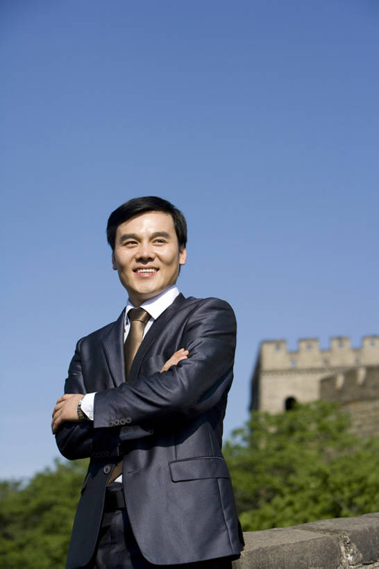 东方人,成年人,一个人,商务人士,商务男性,笑,双手交叉,微笑,露齿笑,竖图,室外,白天,正面,衬衫,旅游,度假,商务,快乐,幸福,信心,名胜古迹,山,标志建筑,地标,建筑,北京,长城,中国,亚洲,仅一个男性,仅一个人,套装,遗迹,古迹,历史,文物,娱乐,建设,城墙,古建筑,仅一个年轻男性,地标建筑,享受,休闲,旅游胜地,放松,摄影,宁静,双手抱胸,中国文化,商务装,工薪阶层,古文明,东亚,远古,万里无云,古代文明,慕田峪长城,男人,男性,年轻男性,亚洲人,中国人,年轻人,白领,上班族,半身,彩图,衬衣,旅行,传统文化,商务旅行,bj175
