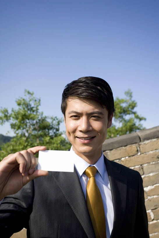 东方人,成年人,一个人,商务人士,商务男性,笑,微笑,露齿笑,竖图,室外,白天,留白,正面,衬衫,旅游,度假,商务,快乐,名胜古迹,山,标志建筑,地标,建筑,名片,北京,长城,中国,亚洲,仅一个男性,仅一个人,套装,遗迹,领带,拿着,注视,古迹,历史,文物,娱乐,建设,城墙,古建筑,仅一个年轻男性,地标建筑,观察,看,享受,休闲,旅游胜地,放松,摄影,观看,宁静,察看,关注,中国文化,商务装,工薪阶层,古文明,东亚,远古,万里无云,空白,古代文明,慕田峪长城,男人,男性,年轻男性,亚洲人,中国人,年轻人,白领,上班族,半身,彩图,衬衣,旅行,传统文化,商务旅行,bj175