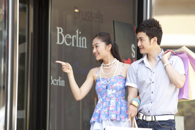 东方人,两个人,夫妻,站,举,笑,微笑,露齿笑,横图,室外,白天,侧面,衬衫,爱情,购物,时尚,游戏,快乐,兴奋,纯洁,消费,窗户,落地窗,橱窗,中国,亚洲,勾,挽,背心,购物袋,浪漫,玩,休闲装,娱乐,刺激,玻璃窗,社区,托,休闲,恩爱,可爱,零售,童年,童趣,勾着,金融,恋人,生活方式,活动,高雅,享乐,愉悦,都市风光,发泄,消遣,运送,智力,华贵,瞄准,挽着,选购,贸易,童真,东亚,烂漫,无邪,玻璃橱窗,北京市,宣泄,血拼,异性恋,无忧无虑,天真,男人,男性,年轻男性,年轻女性,女人,女性,亚洲人,中国人,年轻人,夫妇,情侣,举起,举手,举着,玩耍,嬉戏,向上举,向上伸,向上托,半身,彩图,爱,欢乐,深情,购物中心,伴侣,挨着,购物狂,bj175