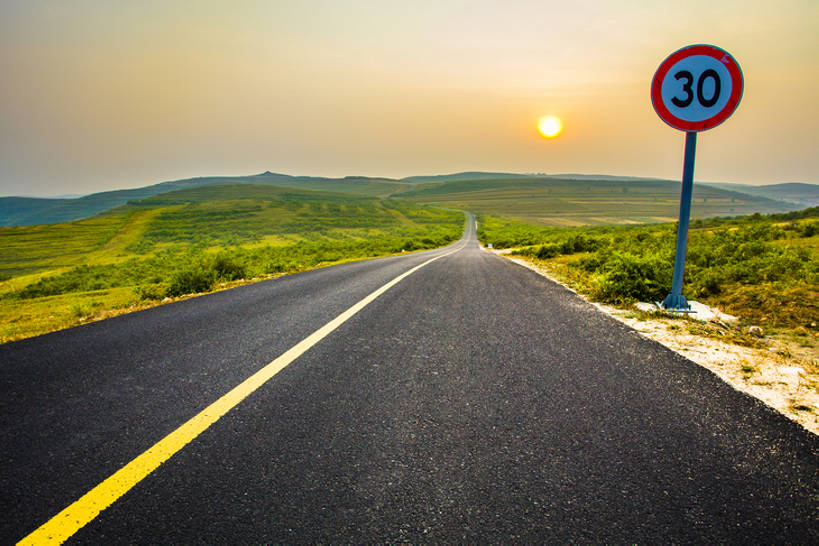 无人,横图,室外,旅游,度假,草地,草原,草坪,日出,美景,丘陵,日落,山,山脉,太阳,植物,标志建筑,道路,地标,高速公路,建筑,路,指示牌,公路,日光,中国,亚洲,曲折,弯曲,圆形,标志,数字,文字,字符,地形,景观,陆地,路边,田地,建筑群,分界线,车道,停车线,交通,娱乐,标识,建设,草,黄色,绿色,风景,天空,自然,黄昏,享受,休闲,景色,放松,季节,摄影,阿拉伯数字,蜿蜒,车行道,车行道分界线,宁静,柏油路,生态,自然风光,标线,逆光,交通标志,沥青,东亚,车行线,地貌,河北省,张家口,坎坷,崎岖,罕见,荒僻,偏僻,偏远,遥远,自然地理,冷僻,秋天,马路,彩图,旅行,金子,广角,汽车广告背景图,张北县,bj175