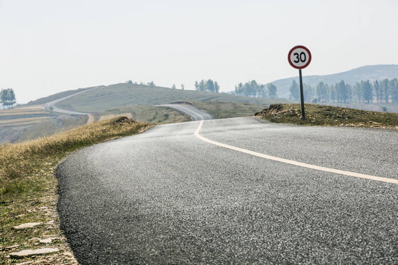 无人,横图,室外,白天,旅游,度假,草地,草原,草坪,美景,丘陵,山,山脉,植物,标志建筑,道路,地标,高速公路,建筑,路,指示牌,公路,汽车,中国,亚洲,曲折,弯曲,圆形,标志,数字,文字,字符,地形,景观,陆地,路边,建筑群,分界线,车道,停车线,交通,娱乐,标识,建设,草,树,绿色,风景,天空,自然,享受,休闲,景色,放松,季节,摄影,阿拉伯数字,蜿蜒,车行道,车行道分界线,宁静,柏油路,生态,自然风光,标线,交通标志,沥青,东亚,车行线,地貌,河北省,张家口,坎坷,崎岖,罕见,荒僻,偏僻,偏远,遥远,自然地理,冷僻,秋天,马路,彩图,旅行,广角,汽车广告背景图,张北县,bj175