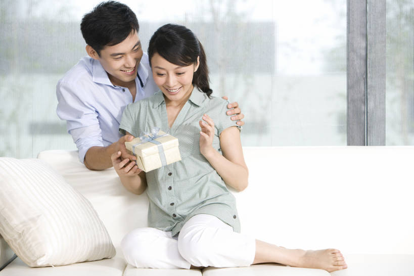 东方人,两个人,家庭,夫妻,客厅,坐,笑,微笑,露齿笑,横图,竖图,室内,白天,正面,衬衫,爱情,生日,快乐,兴奋,幸福,纯洁,热情,成功,胜利,沙发,玫瑰,礼物,中国,亚洲,连接,庆祝,装饰,包装纸,公寓,玫瑰花,浪漫,拿着,休闲装,社区,舒服,温暖,温馨,一家人,恩爱,光彩,搭,恋人,生活方式,家庭妇女,华丽,修饰,点缀,和睦,起居室,搭着,关爱,奖牌,生日礼物,感动,荣誉,奖品,东亚,北京市,衬托,美观,雅致,雅观,尊敬,荣耀,异性恋,光荣,天真,刺玫花,徘徊花,男人,男性,年轻男性,年轻女性,女人,女性,亚洲人,中国人,年轻人,夫妇,情侣,触摸,拥抱,彩图,全身,爱,深情,给予,伴侣,融洽,bj175