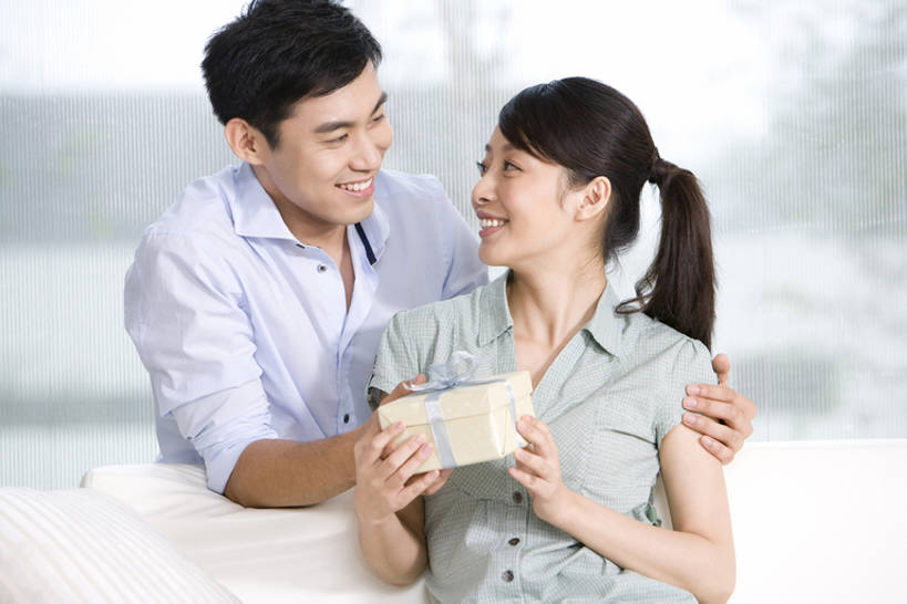 东方人,两个人,家庭,夫妻,客厅,坐,笑,微笑,露齿笑,横图,竖图,室内,特写,白天,正面,衬衫,爱情,生日,快乐,兴奋,幸福,纯洁,热情,成功,胜利,沙发,玫瑰,礼物,中国,亚洲,连接,庆祝,装饰,包装纸,公寓,玫瑰花,浪漫,拿着,休闲装,社区,舒服,温暖,温馨,一家人,面对面,恩爱,光彩,搭,恋人,生活方式,家庭妇女,华丽,修饰,点缀,和睦,起居室,搭着,关爱,奖牌,生日礼物,感动,荣誉,奖品,东亚,北京市,衬托,美观,雅致,雅观,尊敬,荣耀,异性恋,光荣,天真,刺玫花,徘徊花,男人,男性,年轻男性,年轻女性,女人,女性,亚洲人,中国人,年轻人,夫妇,情侣,触摸,半身,彩图,爱,深情,给予,伴侣,融洽,bj175