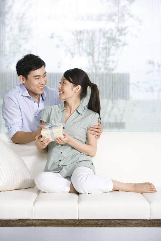 东方人,两个人,家庭,夫妻,客厅,坐,笑,微笑,露齿笑,竖图,室内,白天,正面,衬衫,爱情,生日,快乐,兴奋,幸福,纯洁,热情,成功,胜利,沙发,玫瑰,礼物,中国,亚洲,连接,庆祝,装饰,包装纸,公寓,玫瑰花,浪漫,拿着,休闲装,社区,舒服,温暖,温馨,一家人,面对面,恩爱,光彩,搭,恋人,生活方式,家庭妇女,华丽,修饰,点缀,和睦,起居室,搭着,关爱,奖牌,生日礼物,感动,荣誉,奖品,东亚,北京市,衬托,美观,雅致,雅观,尊敬,荣耀,异性恋,光荣,天真,刺玫花,徘徊花,男人,男性,年轻男性,年轻女性,女人,女性,亚洲人,中国人,年轻人,夫妇,情侣,触摸,拥抱,彩图,全身,爱,深情,给予,伴侣,融洽,bj175