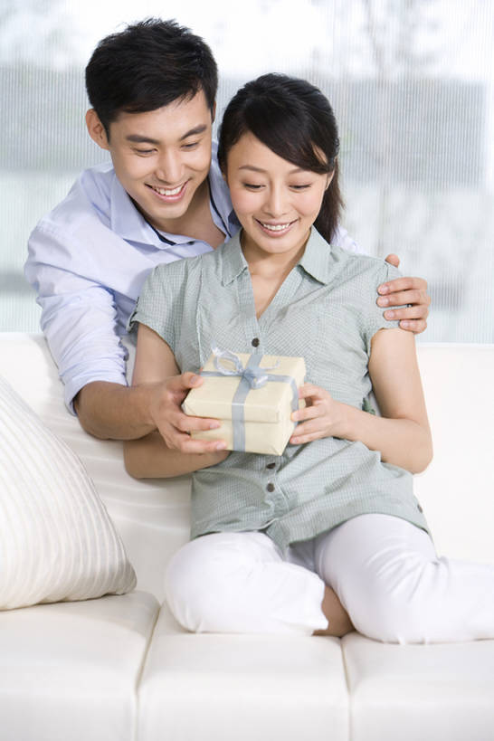 东方人,两个人,家庭,夫妻,客厅,坐,笑,微笑,露齿笑,竖图,室内,白天,正面,衬衫,爱情,生日,快乐,兴奋,幸福,纯洁,热情,成功,胜利,沙发,玫瑰,礼物,中国,亚洲,连接,庆祝,装饰,包装纸,公寓,玫瑰花,浪漫,拿着,注视,休闲装,社区,观察,看,舒服,温暖,温馨,一家人,恩爱,光彩,搭,恋人,生活方式,观看,家庭妇女,华丽,修饰,点缀,和睦,察看,起居室,搭着,关爱,关注,近景,奖牌,生日礼物,感动,荣誉,奖品,东亚,北京市,衬托,美观,雅致,雅观,尊敬,荣耀,异性恋,光荣,天真,刺玫花,徘徊花,男人,男性,年轻男性,年轻女性,女人,女性,亚洲人,中国人,年轻人,夫妇,情侣,触摸,拥抱,彩图,爱,深情,给予,伴侣,融洽,bj175