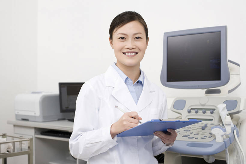 东方人,成年人,一个人,医生,科学家,医院,坐,笑,微笑,露齿笑,横图,白天,正面,工作服,快乐,智慧,信心,显示器,技术,昆明,中国,亚洲,仅一个年轻女性,仅一个女性,仅一个人,研究,科学,拿着,注视,云南,观察,看,医护人员,医疗人员,职业,通信,观看,技巧,察看,医疗,医疗设备,关注,手艺,医疗器械,东亚,实验服,技能,技艺,年轻女性,女人,女性,亚洲人,中国人,年轻人,大夫,技术员,半身,彩图,妙技,本领,门诊部,bj175